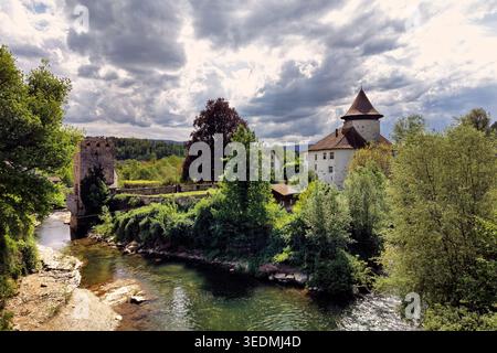 Schweiz, Baselland, Baselbiet, Laufental, Zwingen, Zwingen BL, Wasserschloss, Frühling, Gewitterstimmung Stockfoto