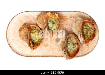 Gebackene Rapanaschalen mit Knoblauchbutter und Kräutern serviert auf rosa Salz isoliert auf weiß. Stockfoto