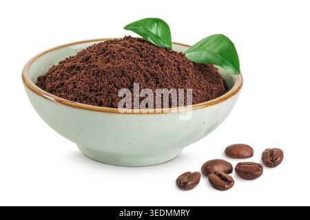 Gemahlener Kaffee in einer Keramikschale und Kaffeebohnen isoliert auf weißem Hintergrund Stockfoto