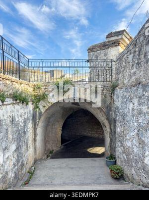 Historischer Steinbogen und Stadtmauer der venezianischen Neuen Festung aus dem 16. Jahrhundert in Korfu-Stadt, Griechenland Stockfoto