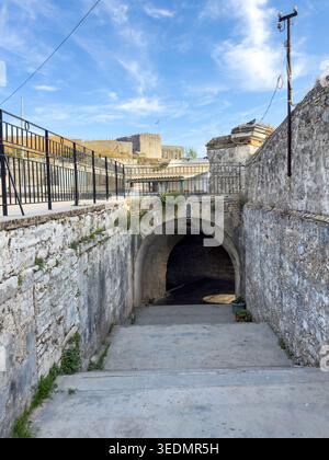Historischer Steinbogen und Stadtmauer der venezianischen Neuen Festung aus dem 16. Jahrhundert in Korfu-Stadt, Griechenland Stockfoto