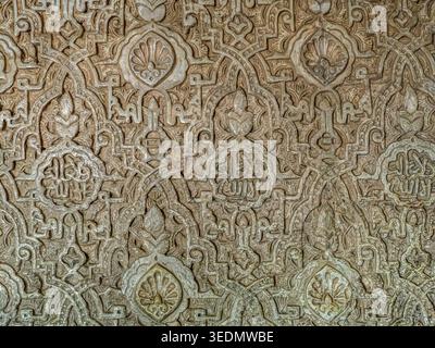 Geschnitzte Islamische Gipswand Mit Kunstvollen Arabischen Geometrischen Mustern Und Komplizierten Arabesken Ornamenten, Alhambra, Granada, Spanien Stockfoto