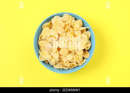 Schüssel mit köstlichem Müsli auf gelbem Hintergrund, Blick von oben Stockfoto