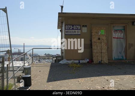 San Francisco, USA. Mai 2026. Ein Asbest-Warnschild befindet sich in Abschnitt 8 des Gehäuses auf der Potrero-Terrasse/Potrero-Anlage, Abschnitt 8 des Gehäuses auf dem Potrero-Hügel. Die Arbeitsteams beenden die Vorführvorbereitung hinter Zäunen, da die Gebäude ab nächster Woche abreißen sollen. Thomas Hunter II/Alamy Live News Stockfoto