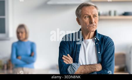 Mann und Frau scheinen eine ernsthafte Diskussion in einer modernen Küche zu führen Stockfoto
