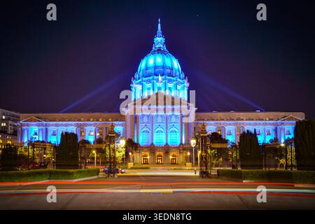 San Francisco, Kalifornien, USA – 14. April 2026: San Francisco City Hall wird nachts hinter Toren nahe dem war Memorial beleuchtet. Stockfoto