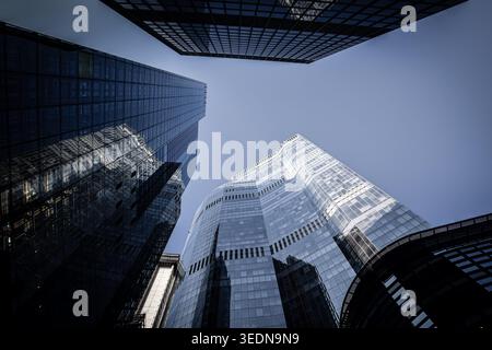 Flacher architektonischer Blick auf reflektierende Glasgebäude und offenen Himmel Stockfoto