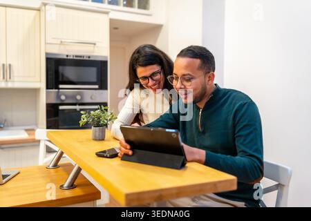 Kombinieren Sie Streaming-Medien auf einem Tablet an der Küchenzeile Stockfoto