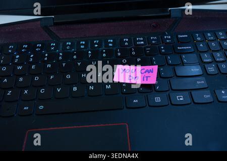 Psychische Gesundheit bei der Arbeit mit Ihnen kann es tun Nachricht auf dem Computer Stockfoto