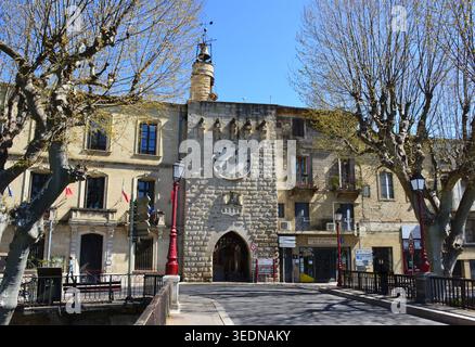 Die historische Tour de l'Horloge (Uhrenturm) mittelalterliches Tor und Glockenturm im Dorf Sommieres, Département Gard, Frankreich Stockfoto