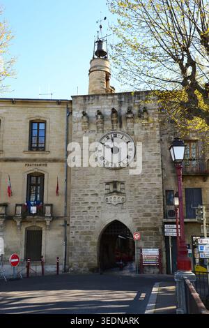 Aus nächster Nähe das historische mittelalterliche Tor der Tour de l'Horloge und der Glockenturm im Dorf Sommieres, Département Gard, Frankreich Stockfoto