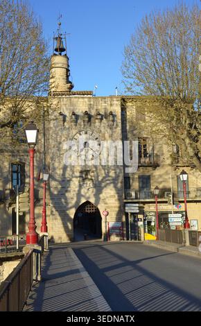Die historische Tour de l'Horloge (Uhrenturm) mittelalterliches Tor und Glockenturm im Dorf Sommieres, Département Gard, Frankreich Stockfoto