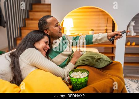 Glückliches Paar, das zu Hause fernsehen kann Stockfoto