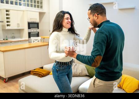 Glückliches junges Paar, das zu Hause einen romantischen Moment genießt Stockfoto