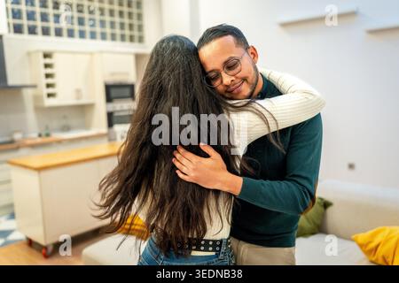 Glückliches Paar, das sich zu Hause fühlt und sich mit Liebe und Komfort verwöhnt Stockfoto