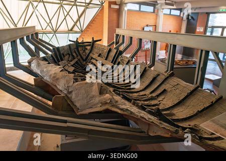 Erhaltene Überreste eines 9 Meter langen römischen Bootes, entdeckt im archäologischen Park von Herculaneum, Kampanien, Italien, Europa, UNESCO. Stockfoto