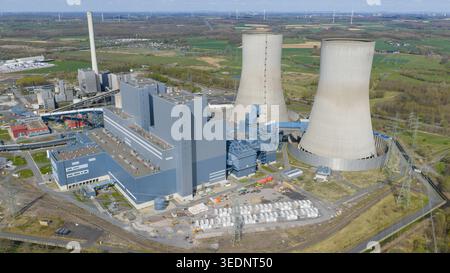 Aus der Vogelperspektive des Kraftwerks RWE Westfalen mit massiven Kühltürmen und Industriegebäuden umgeben von Grünflächen in Hamm, Nordrhein-W Stockfoto