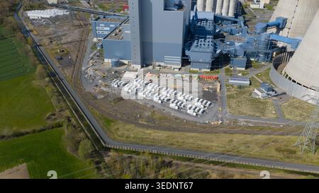 Luftaufnahme des Kraftwerks RWE Westfalen mit massiven Kühltürmen und blauen Industriegebäuden in Hamm, Nordrhein-Westfalen. Stockfoto