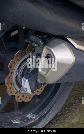Nahaufnahme des Hinterrads und des Auspuffrohrs des Motorrads Stockfoto