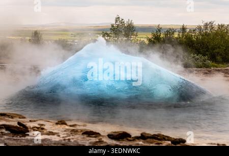Die Zerstörung der klassischen blauen Kuppel des Geysirs Strokkur, die alle 6-10 Minuten ausbricht. Island. Stockfoto