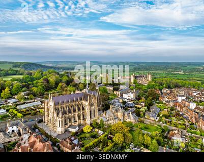 Arundel Cathedral und Arundel Castle von einer Drohne, Arundel, West Sussex, England Stockfoto