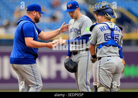 St. Petersburg, FL: John Schneider (14), der Trainer der Toronto Blue Jays, holt den Ball vom Pitcher Patrick Corbin (46) im sechsten Inning während eines MLB-Spiels gegen die Tampa Bay Rays am 6. Mai 2026 im Tropicana Field. Die Rays schlugen die Blue Jays 3-0 und fegten die Serie. (Kim Hukari/Bild des Sports) Stockfoto