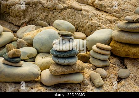 Ausgeglichene Steinhügel auf felsiger Oberfläche im Freien Stockfoto