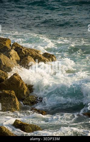 Wellen Brechen Gegen Rocky Shoreline Stockfoto