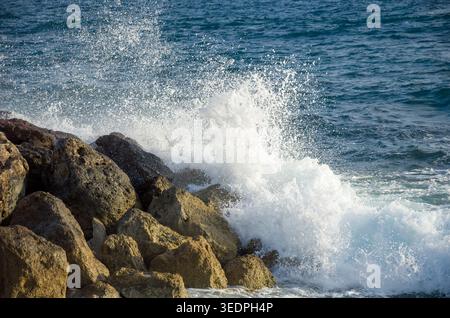Ozeanwellen Stürzen Gegen Rocky Shoreline Stockfoto