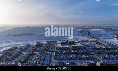 Eingefrorene Vorstadtlandschaft und Wohnentwicklung Luftaufnahme, Hochwinkeldrohne Aufnahme des Wohnviertels im Winter, hochwertiges Bild Stockfoto