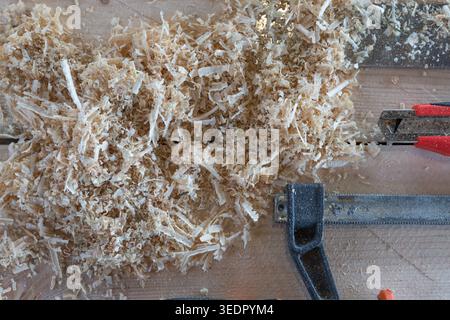 Holzmeißel mit Sägemehl und Holz in der Tischlerei aus nächster Nähe Stockfoto