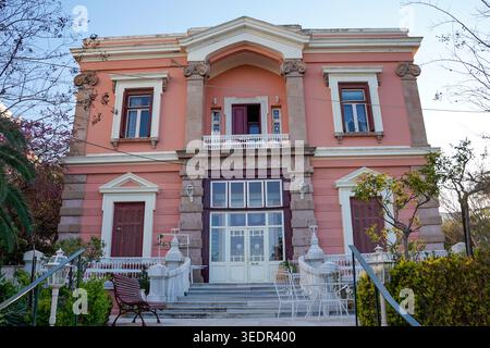Pinkfarbenes neoklassizistisches Herrenhaus mit kunstvoller Fassade in Mytilini, Lesbos, Griechenland Stockfoto