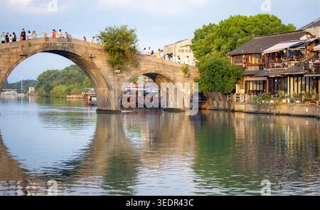 Traditionelle chinesische Steinbrücke über einen alten Wasserkanal in einem Dorf in Zhujiajiao, China Stockfoto