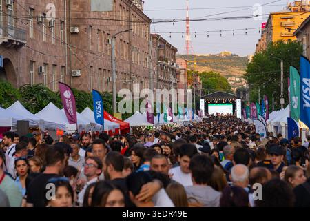 Das jährliche fest der Yerevan Wine Days erfüllt die Straßen Jerewans mit Menschenmassen, Verkostungszelten, Wein und einer Konzertbühne bei Sonnenuntergang in Jerewan Armenien. Stockfoto