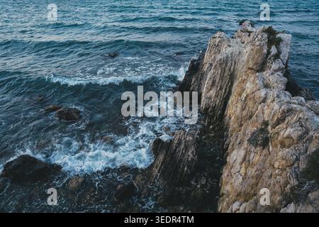 Wellen brechen an der felsigen Küste ab, Lesbos, Griechenland Stockfoto