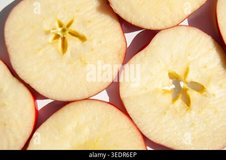 Geschnittener Apfel auf einem Schneidebrett. Ein Hintergrund mit Äpfeln. Stockfoto
