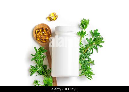 Weiße leere Flasche mit natürlichen pflanzlichen Ergänzungen oder pflanzlichen Öl-Softgels und grünen Blättern auf weißem Hintergrund, Draufsicht. Medizinische weiße Flasche Mo Stockfoto
