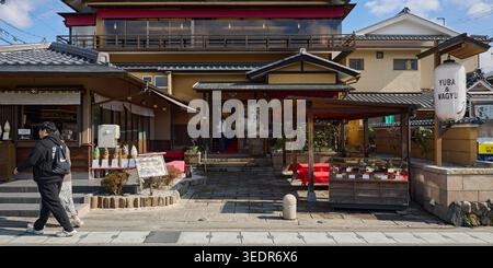 Vorderansicht eines Restauranteingangs mit Sitzbereich im Freien in Arashiyama, Kyoto, Japan. Stockfoto