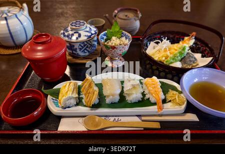 Sushi-Sushi-Menü in einem lokalen Restaurant in Arashiyama, Kyoto, Japan, serviert auf traditionellem japanischem lackiertem Tablett. Stockfoto