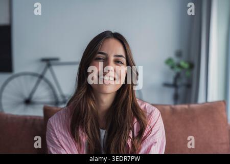 Kopfaufnahme Porträt einer glücklichen Millennial Frau kaukasischer Ethnizität Videoanruf von zu Hause aus über Gadget Webcam auf Training Webinar Konferenz. Profilbild einer Teen-latein-Frau im sozialen Netzwerk Stockfoto