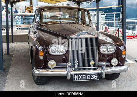 Edinburgh, Großbritannien – 28. April 2025: Vintage Rolls‑Royce wird in der Nähe der Royal Yacht Britannia ausgestellt und zeigt klassisches Luxusdesign, Chromdetails und h Stockfoto