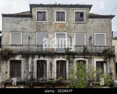 Altes baufälliges Haus in der Altstadt von Lissabon, Portugal. Stockfoto