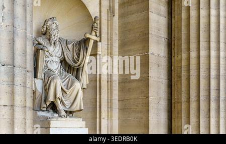 Statue unter der Veranda der Kirche Saint-Sulpice, Paris, Frankreich Stockfoto