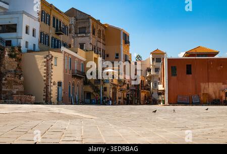 Malerischer Blick auf historische Gebäude mit farbenfrohen Fassaden im alten venezianischen Hafen von Chania auf der Insel Kreta in Griechenland Stockfoto