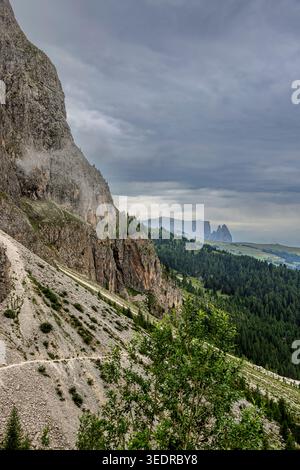 Blick vom Langkofel über die Seiser Alm in Richtung Schlern in den Dolomiten, Südtirol, Italien. Stockfoto