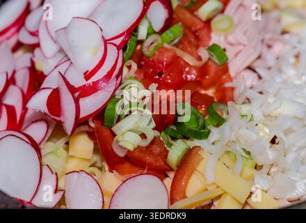 Fein gehacktes buntes Gemüse für einen Wurstsalat Stockfoto