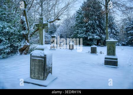 Schneebedeckter historischer Friedhof in Düsseldorf Golzheim im Winter Stockfoto