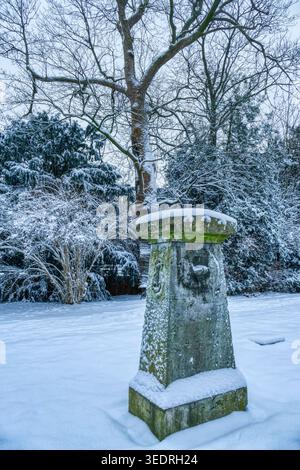 Schneebedeckter historischer Friedhof in Düsseldorf Golzheim Stockfoto