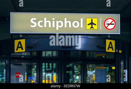 AMSTERDAM - 24. März: Einfahrt zum internationalen Flughafen Schiphol in Amsterdam am 24. März 2026, Niederlande Stockfoto