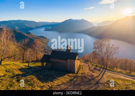 Aus der Vogelperspektive eines Sonnenuntergangs auf dem Comer See in der Kirche San Girolamo auf der Alpe Camaggiore. Vendrogno, Bellano, Provinz Lecco, Lombardei, Italien, Europa. Stockfoto